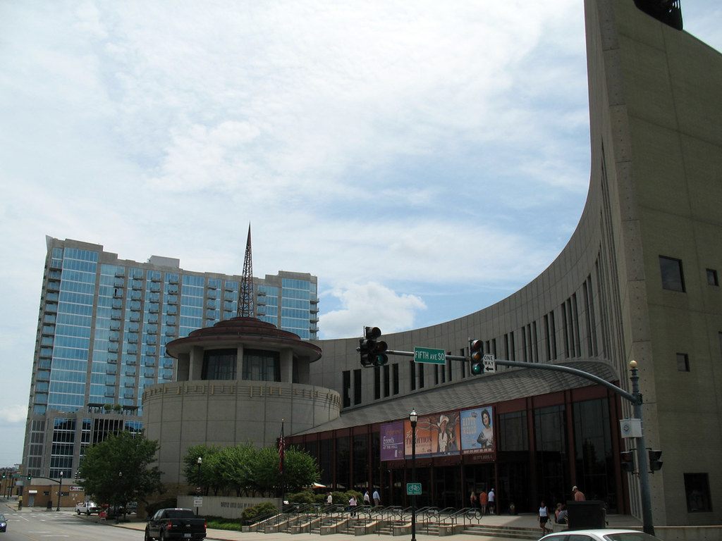 The curved facade and rotunda of the Country Music Hall of Fame and Museum on Fifth Avenue South, the building the Omni Nashville adjoins