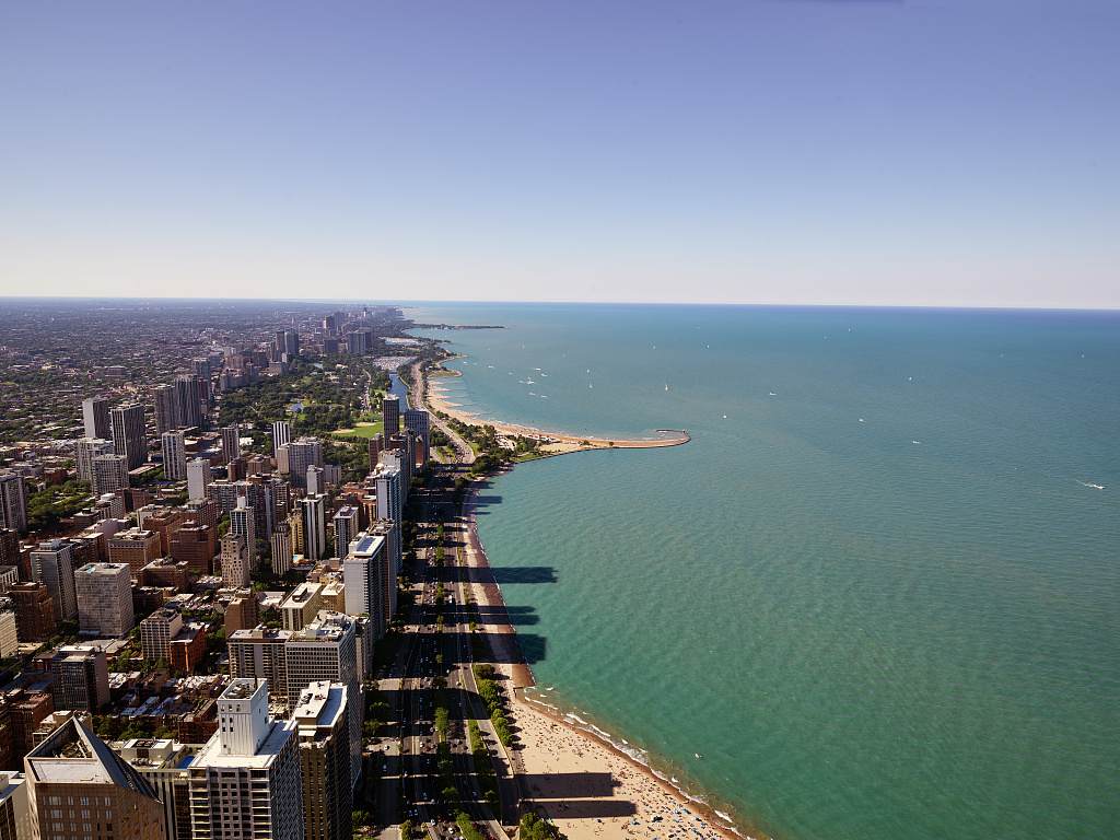 Aerial view of the Chicago skyline with a focus on the Willis Tower