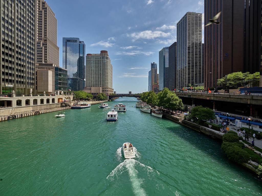 A tour boat on the Chicago River in downtown Chicago