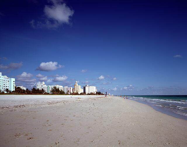 An empty stretch of Miami Beach at dawn