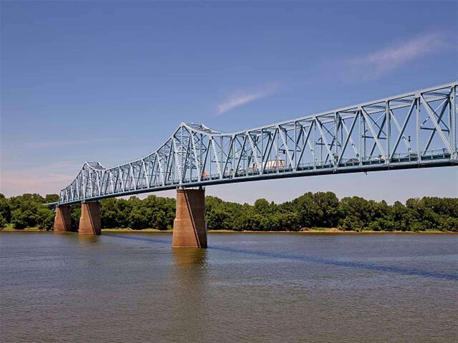 The Owensboro Bridge over the Ohio River, connecting Owensboro, Kentucky to Indiana