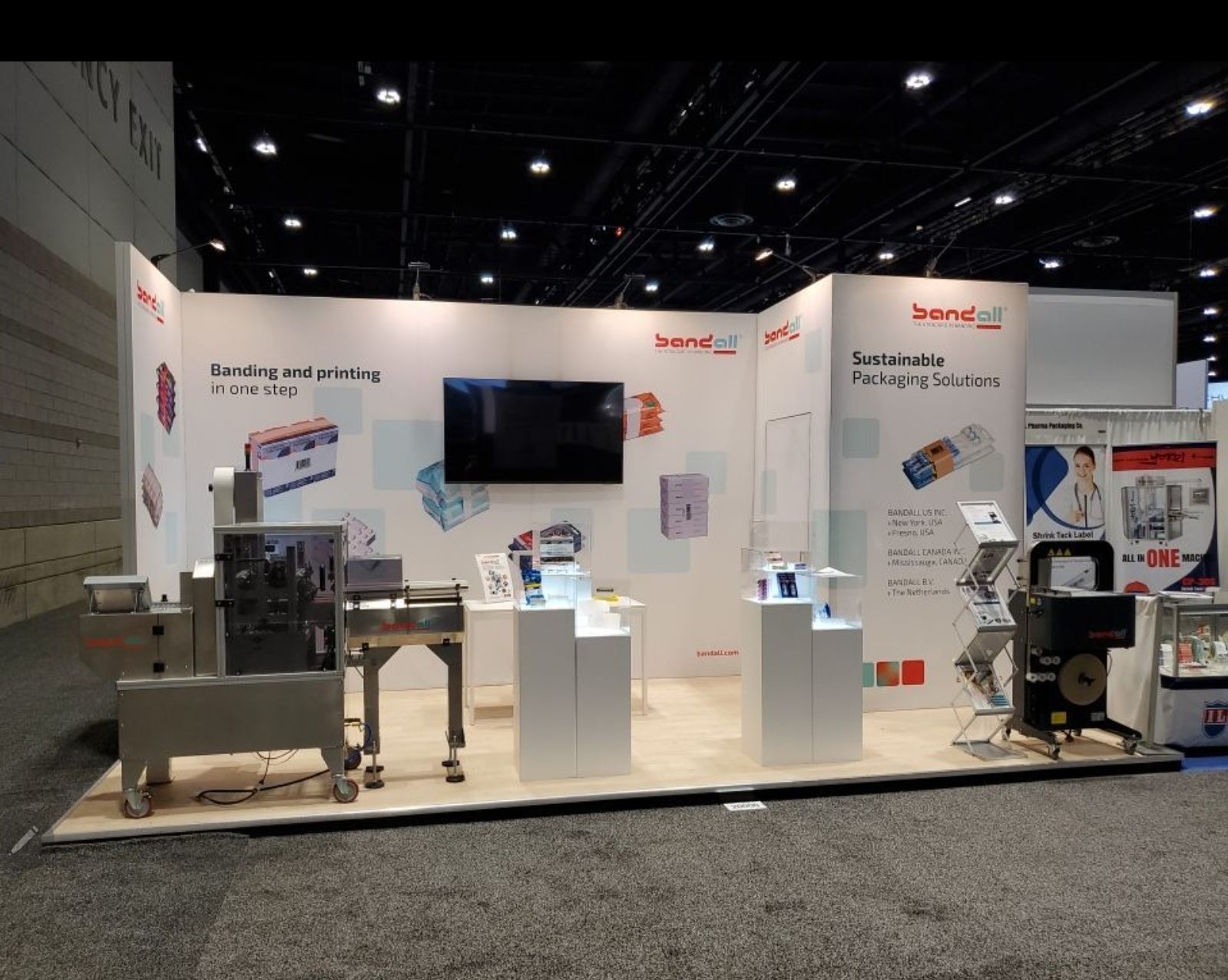 Design render of a 10×20 inline trade show booth: inline booth with printed back wall and display pedestals