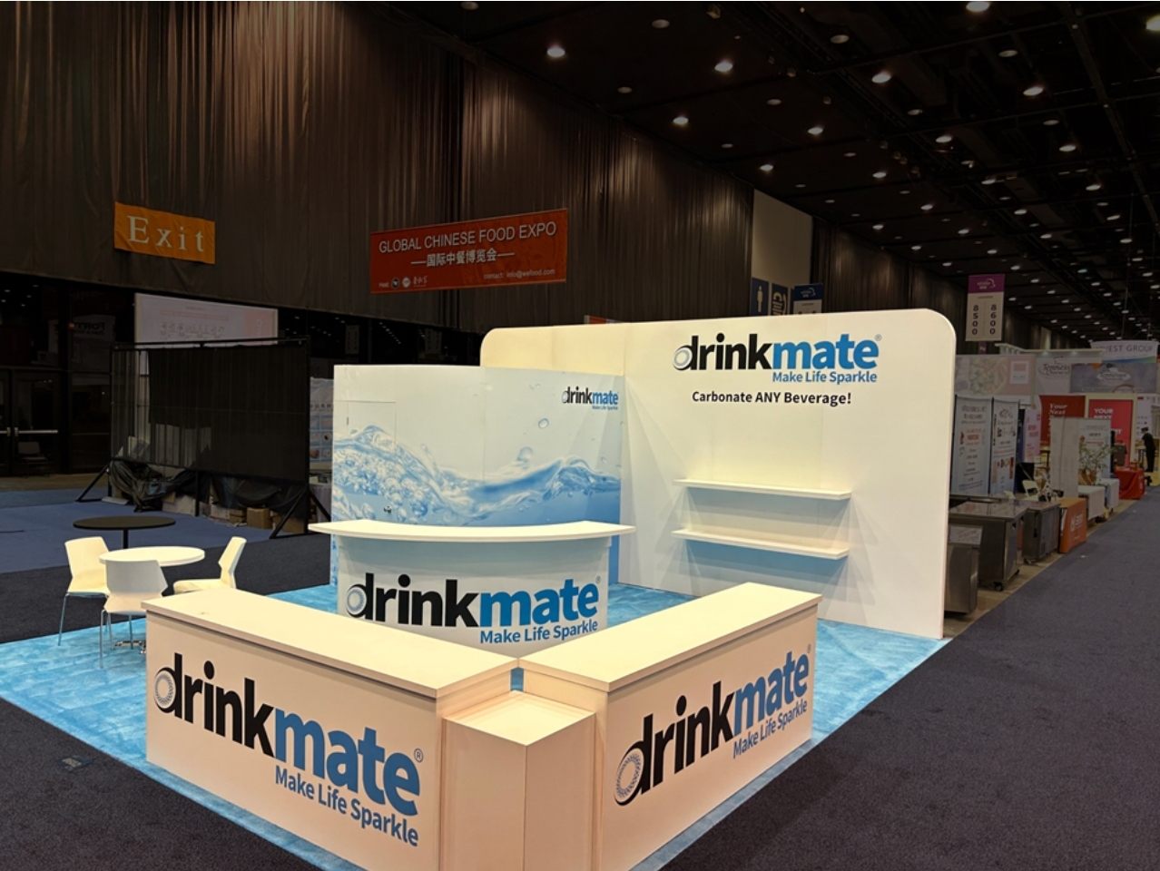 Design render of a 15×20 peninsula trade show booth: peninsula booth with u-shaped counter and curved graphic wall