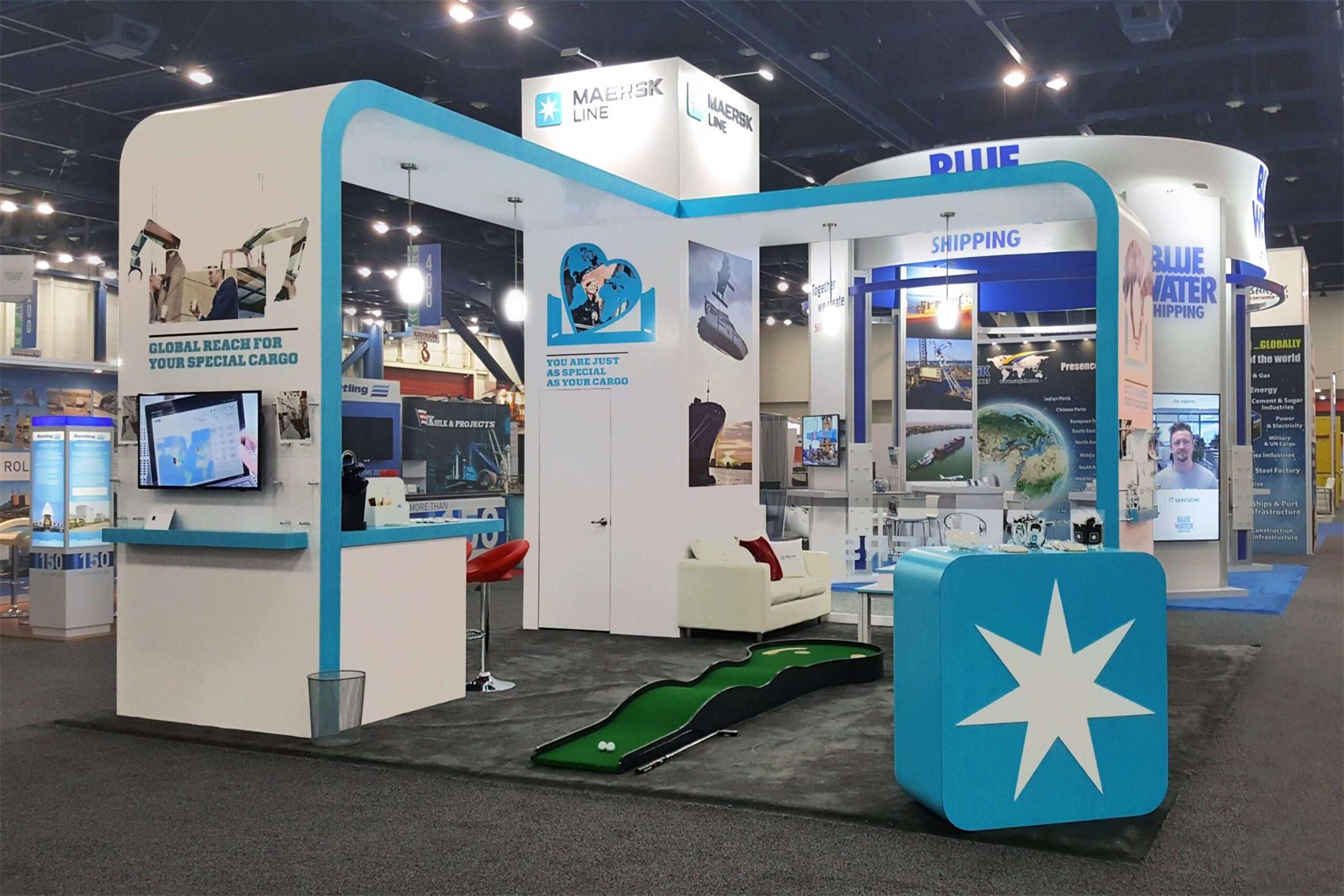 Design render of a 20×20 corner trade show booth: corner booth with arched frame and putting green