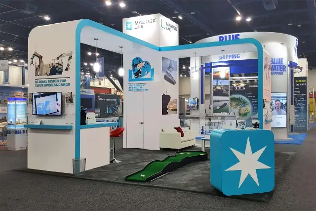 20×20 Corner Booth With Arched Frame and Putting Green
