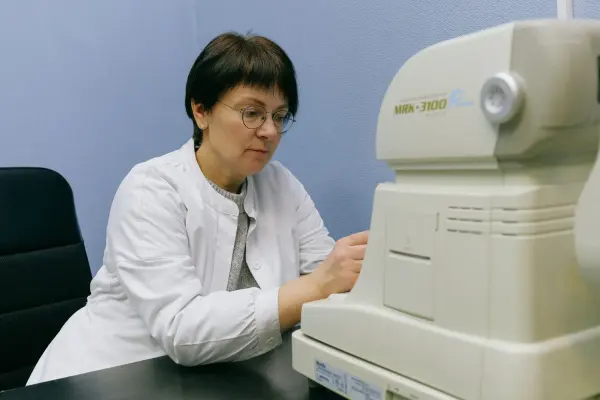 Female ophthalmic professional working with an automatic refkeratometer