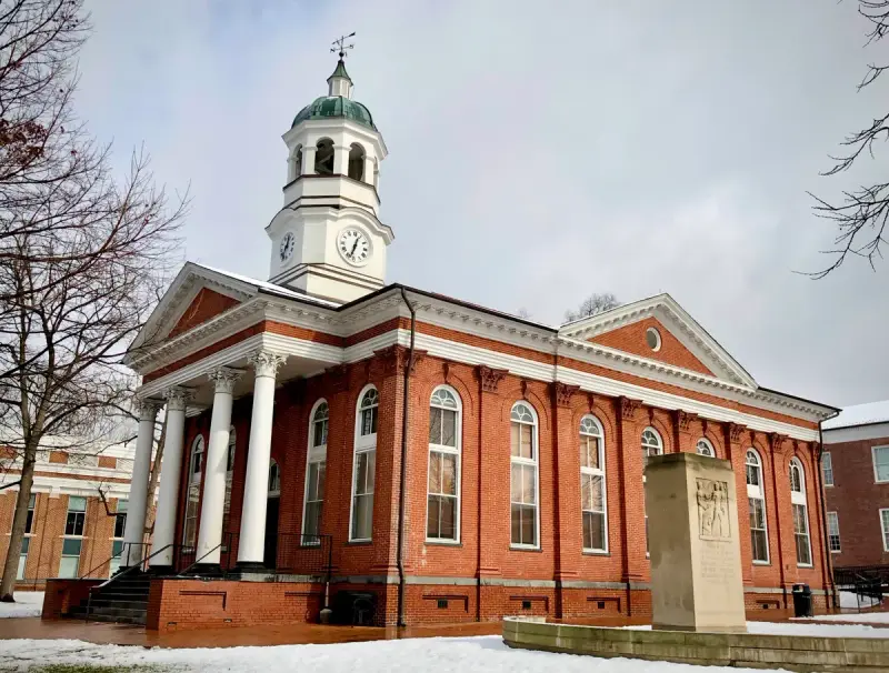 The red-brick Loudoun County Courthouse with its white cupola in historic downtown Leesburg, Virginia