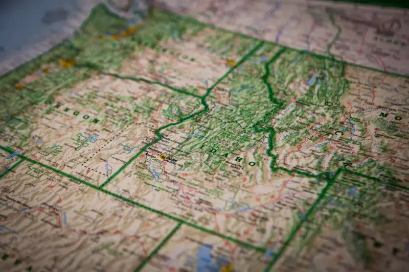 Close view of a colored relief map showing mountains, rivers and state borders