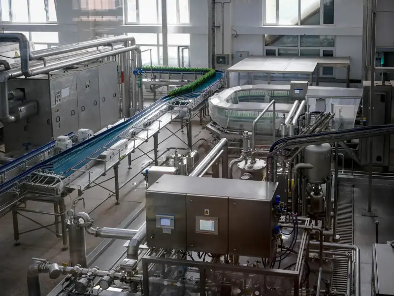 Automated beverage bottling factory with filling machinery and conveyor belts