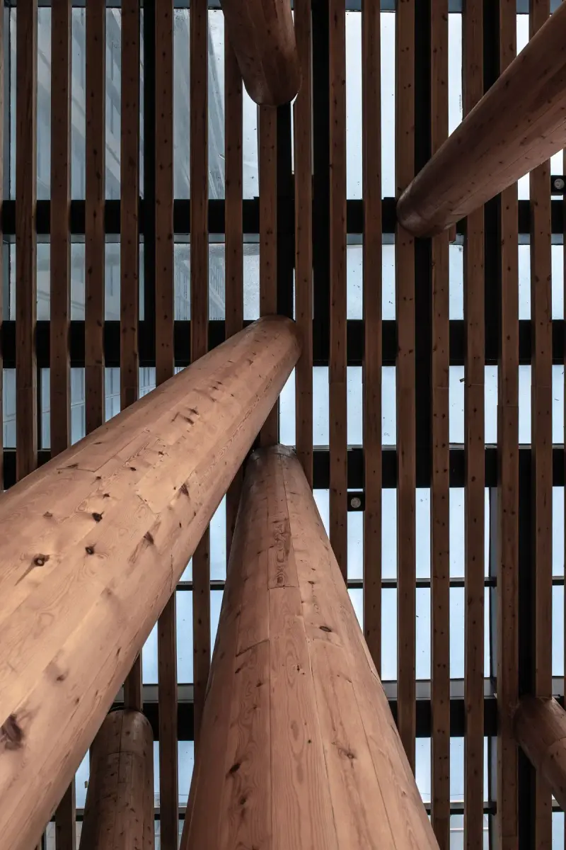 Wooden ceiling of closely spaced vertical beams forming a geometric pattern