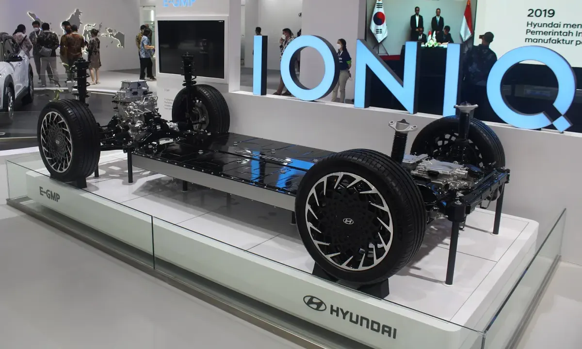 An electric-vehicle platform displayed at the 2021 Gaikindo Indonesia International Auto Show. Comparable automotive-show reference.