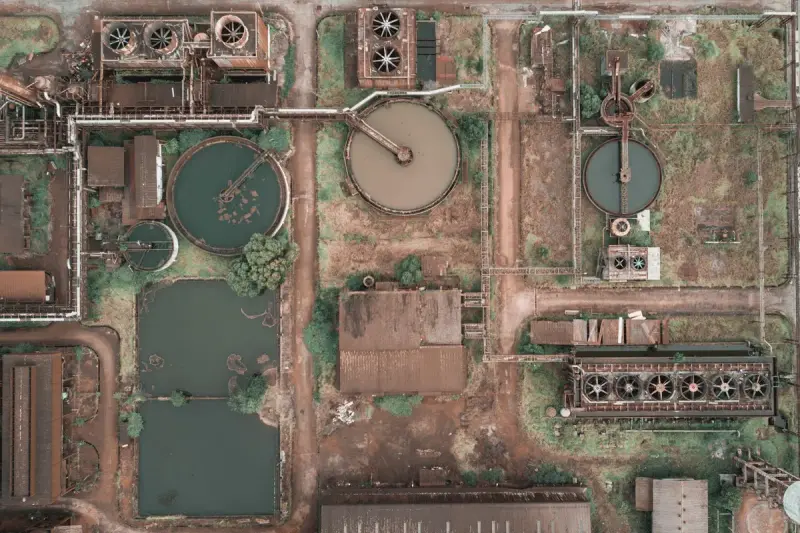 Large treatment plant with round clarifiers, basins and pipe galleries from the air
