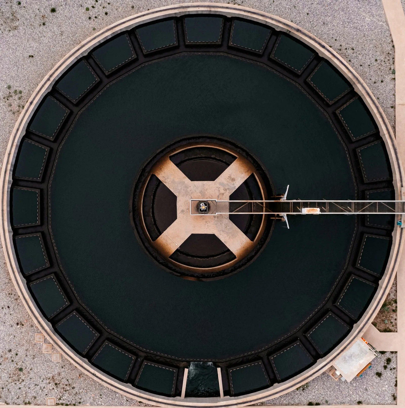 An overhead view of a circular treatment structure at Aposelemis water plant.