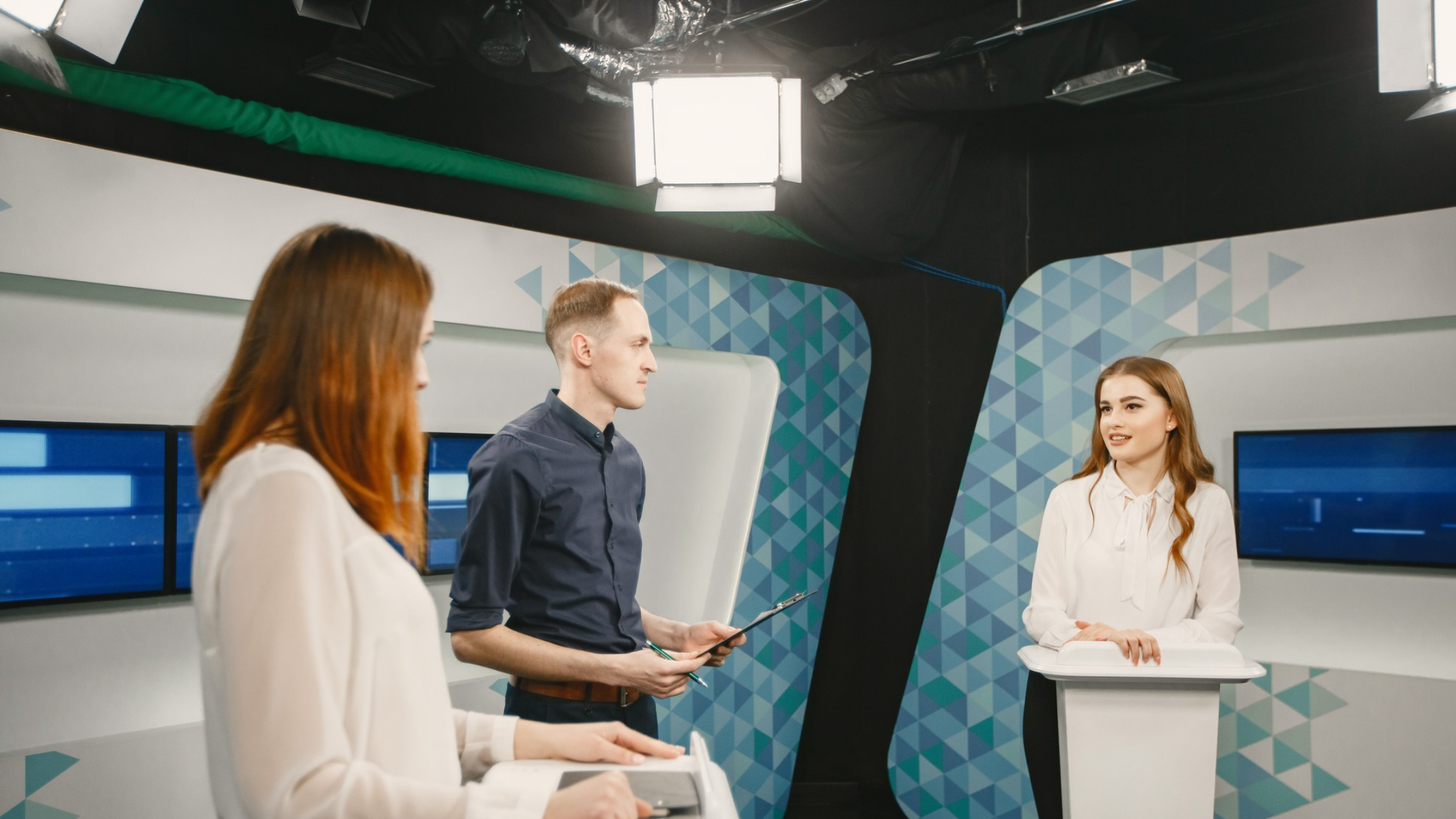 Trade show presenters engaging audience inside a modern setup by an Exhibit Fabrication Company Orlando using Branded Event Displays Orlando.