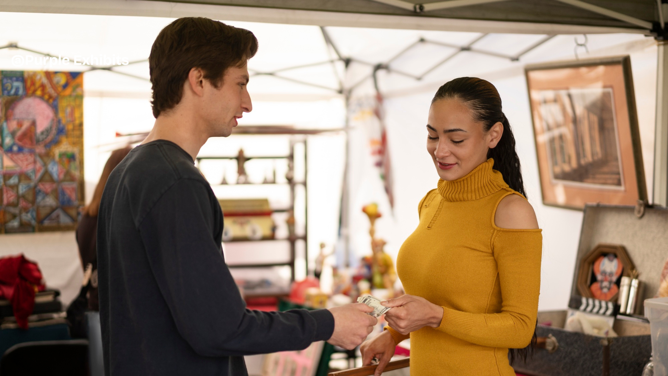 Vendor engaging customers at a display booth built by Custom Booth Builders Chicago, showcasing smart layouts by Chicago Event Display Specialists.