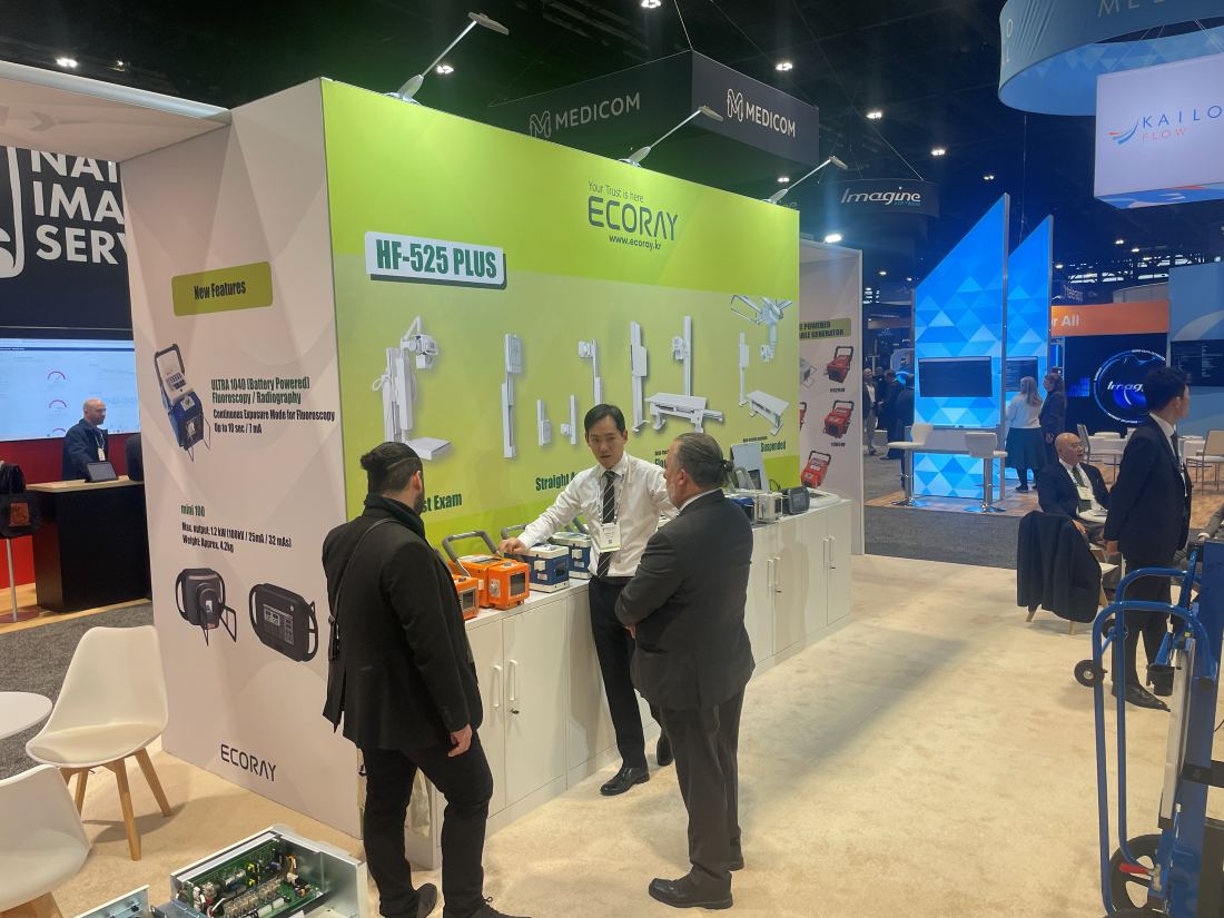 Ecoray 10x20 inline trade show booth at RSNA with green graphics and imaging equipment on display