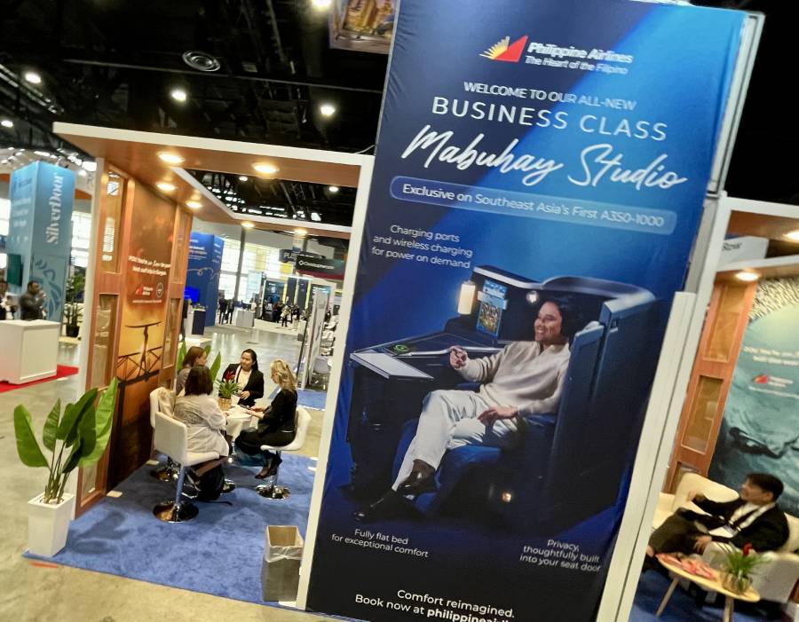 Lounge staff welcoming guests at an exhibit lounge